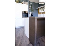 particolare fianco snack in rovere grigio