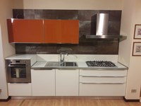 Cucina lineare in laminato bianco lucido e pensili in vetro laccata arancio in offerta