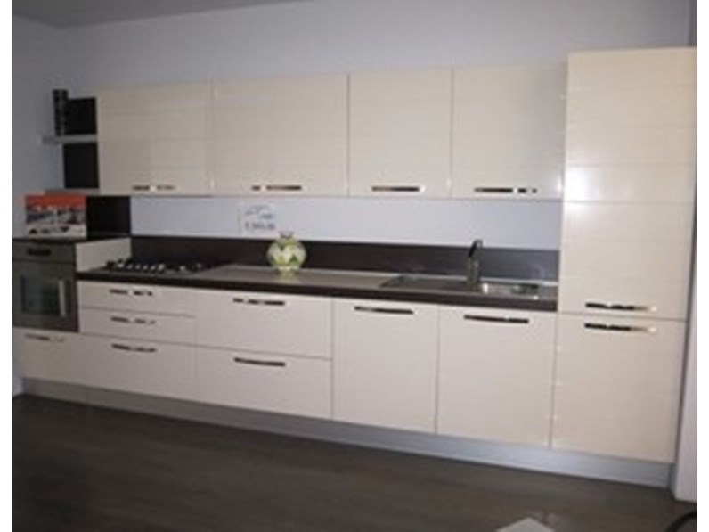 Cucina lineare in polimerico lucido bianca Edi 2 polimerico lucido senza elettrodomestici in offerta a prezzo ribassato Cucina lineare in polimerico lucido bianca Edi 2 polimerico lucido senza elettrodomestici in offerta a prezzo ribassato