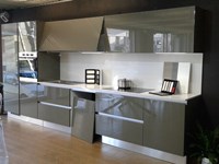 piano di lavoro in quarzo bianco con la possibilità di scelta di colore tra quelli in promozione