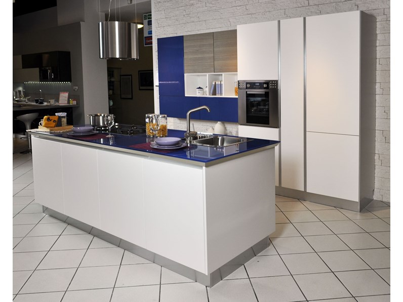 Cucina Lube Brava ad isola completa di elettrodomestici in offerta Cucina Lube Brava ad isola completa di elettrodomestici in offerta