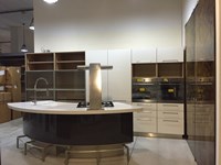 Cucina Lube Modello Marta Lucido Bianco e Grigio Ferro - Piano in corian - ad Isola stondata e banco snack con parete colonne lineare