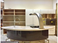 Cucina Lube Modello Marta Lucido Bianco e Grigio Ferro - Piano in corian - ad Isola stondata e banco snack con parete colonne lineare