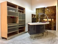 Cucina Lube Modello Marta Lucido Bianco e Grigio Ferro - Piano in corian - ad Isola stondata e banco snack con parete colonne lineare