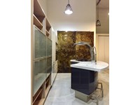 Cucina Lube Modello Marta Lucido Bianco e Grigio Ferro - Piano in corian - ad Isola stondata e banco snack con parete colonne lineare