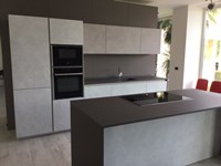 Cucina Maistri Arka6 in finitura Malta con zona cottura ad isola