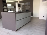 Cucina Maistri Arka6 in finitura Malta con zona cottura ad isola