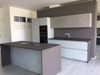 Cucina Maistri Arka6 in finitura Malta con zona cottura ad isola