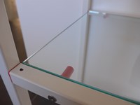particolare ripiano in vetro