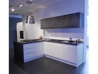 Cucina CESAR design mod.FRIDA in finitura polimerico bianco opaco, pensili con apertura saliscendi in finitura rovere grigio Offerta Outlet Mobilgross.