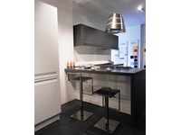 Cucina CESAR design mod.FRIDA in finitura polimerico bianco opaco, pensili con apertura saliscendi in finitura rovere grigio Offerta Outlet Mobilgross.