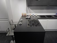 Cucina CESAR design mod.FRIDA in finitura polimerico bianco opaco, pensili con apertura saliscendi in finitura rovere grigio Offerta Outlet Mobilgross.
