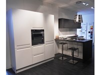 Cucina CESAR design mod.FRIDA in finitura polimerico bianco opaco, pensili con apertura saliscendi in finitura rovere grigio Offerta Outlet Mobilgross.