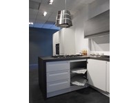 Cucina CESAR design mod.FRIDA in finitura polimerico bianco opaco, pensili con apertura saliscendi in finitura rovere grigio Offerta Outlet Mobilgross.