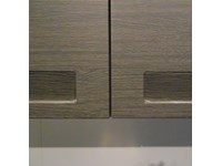 Cucina CESAR design mod.FRIDA in finitura polimerico bianco opaco, pensili con apertura saliscendi in finitura rovere grigio Offerta Outlet Mobilgross.