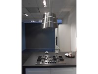 Cucina CESAR design mod.FRIDA in finitura polimerico bianco opaco, pensili con apertura saliscendi in finitura rovere grigio Offerta Outlet Mobilgross.