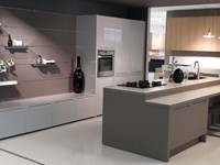 Cucina Essenza laccato grigio perla e legno visone con isola