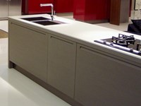 Cucina Essenza laccato grigio perla e legno visone con isola