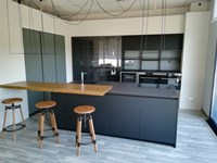 Cucina moderna ad isola Dibiesse Area 22 xl 30° gola curva in FENIX nero opaco a prezzo scontato