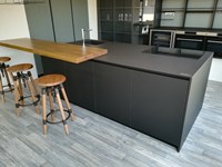 Cucina moderna ad isola Dibiesse Area 22 xl 30° gola curva in FENIX nero opaco a prezzo scontato