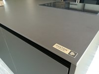 Cucina moderna ad isola Dibiesse Area 22 xl 30° gola curva in FENIX nero opaco a prezzo scontato