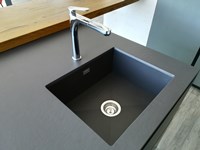 Cucina moderna ad isola Dibiesse Area 22 xl 30° gola curva in FENIX nero opaco a prezzo scontato