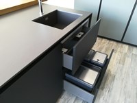 Cucina moderna ad isola Dibiesse Area 22 xl 30° gola curva in FENIX nero opaco a prezzo scontato