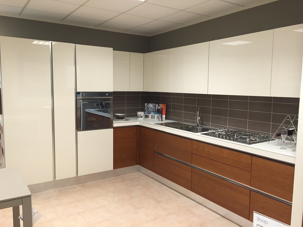 Cucina moderna angolare aran legno rovere più laccato bianco ...