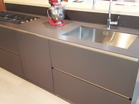 Cucina moderna Artex di Varenna con isola piano snack e colonne scontata del 43% Reggio Emilia