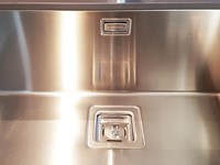 Cucina moderna Artex di Varenna con isola piano snack e colonne scontata del 43% Modena