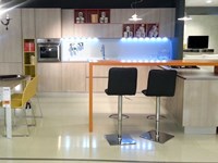 Cucina moderna Grafy in rovere materico e pensili colorati