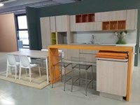 Cucina moderna Grafy in rovere materico e pensili colorati