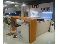 Cucina moderna Grafy in rovere materico e pensili colorati