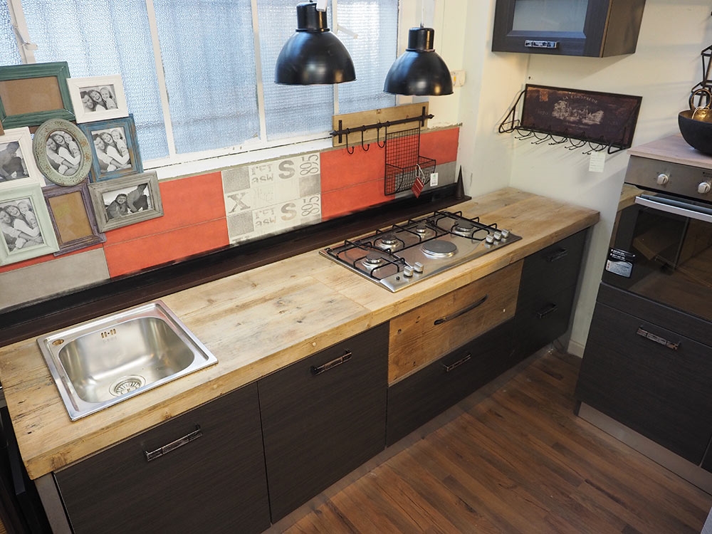 Cucina moderna industrial con top legno massello completa di ... Cucina con piano lavoro a scomparsa