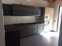 cucina moderna island con penisola in essenza rovere e grafite in offerta convenienza