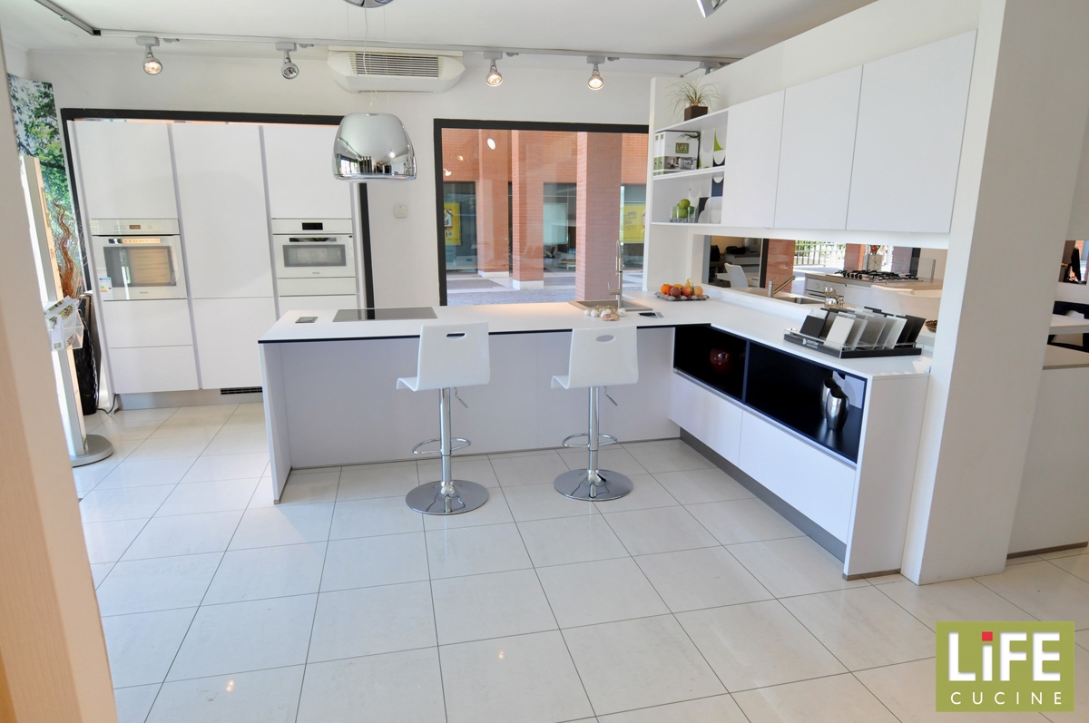 Cucina moderna bianca con isola : cucina a vista su soggiorno ...