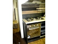 cucina moderna linea industrial con anta scorrevole top cemento essenza stone