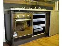 cucina moderna linea industrial con anta scorrevole top cemento essenza stone