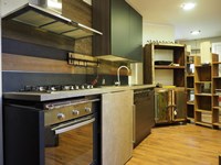 cucina moderna linea industrial con anta scorrevole top cemento essenza stone