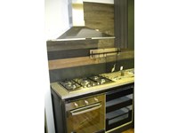 cucina moderna linea industrial con anta scorrevole top cemento essenza stone