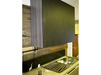 cucina moderna linea industrial con anta scorrevole top cemento essenza stone
