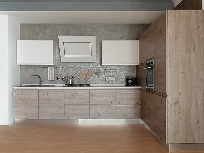 Cucina finitura effetto legno con dispensa ad angolo, sconto del 59% Cucina finitura effetto legno con dispensa ad angolo, sconto del 59%