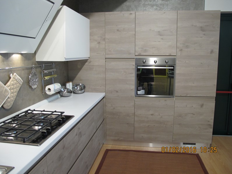 Cucina finitura effetto legno con dispensa ad angolo, sconto del 59% Cucina finitura effetto legno con dispensa ad angolo, sconto del 59%