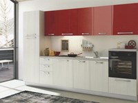 Cucina moderna con abbinamento finitura lino e ante colore rosso lucido scontata