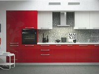 Cucina moderna abbinamento rosso con antine lino