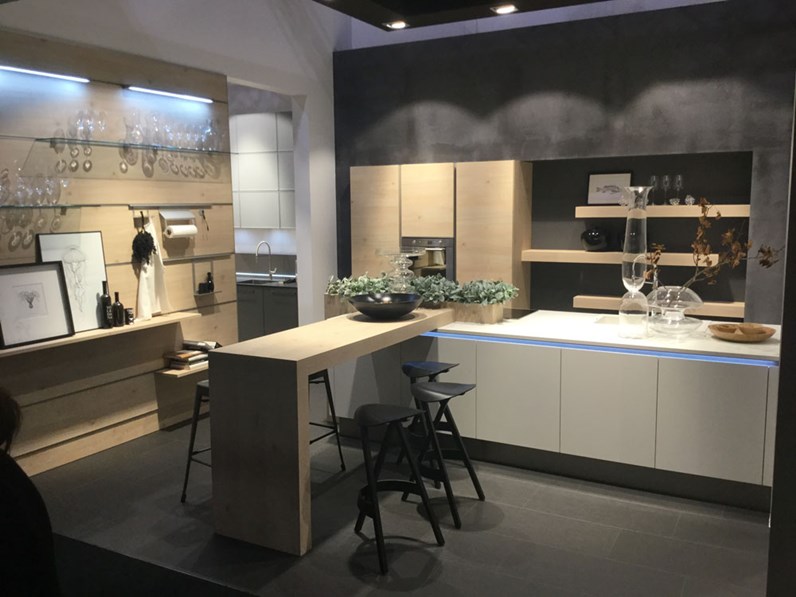 Cucina moderna nolte con isola bianca opaca e legno scontata del 59 Cucina bianca moderna con isola