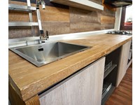 Cucina industriale con top rovere e fianchi rovere