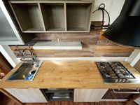 Cucina industriale con top rovere e fianchi rovere