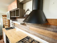 Cucina industriale con top rovere e fianchi rovere