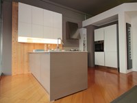 lato penisola con ante in legno